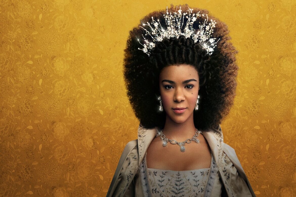 Retrato da personagem Rainha Charlotte jovem da série Bridgerton, interpretada por India Amarteifio, com cabelo estilo afro adornado por uma coroa de flores de cristal, usando colar de diamantes e vestido de época contra fundo dourado floral.