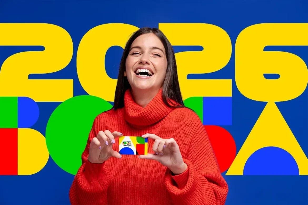 Mulher sorrindo segurando o cartão do Bolsa Família 2026 com fundo colorido, ilustrando as condicionalidades do programa e a importância do cumprimento de requisitos de saúde e educação para manter o benefício.
