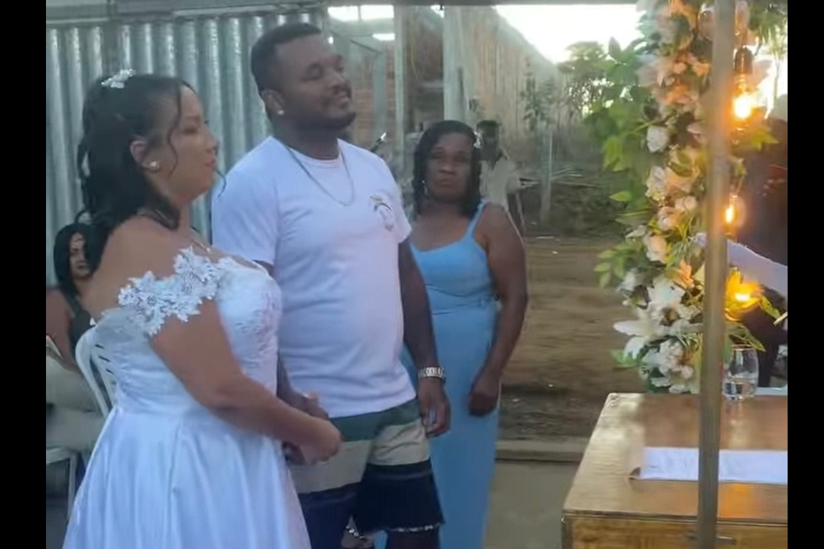 Casamento em Itacaré viraliza após noivo aparecer de bermuda, camisa e tênis 6 Noivos em cerimônia simples de casamento ao ar livre
