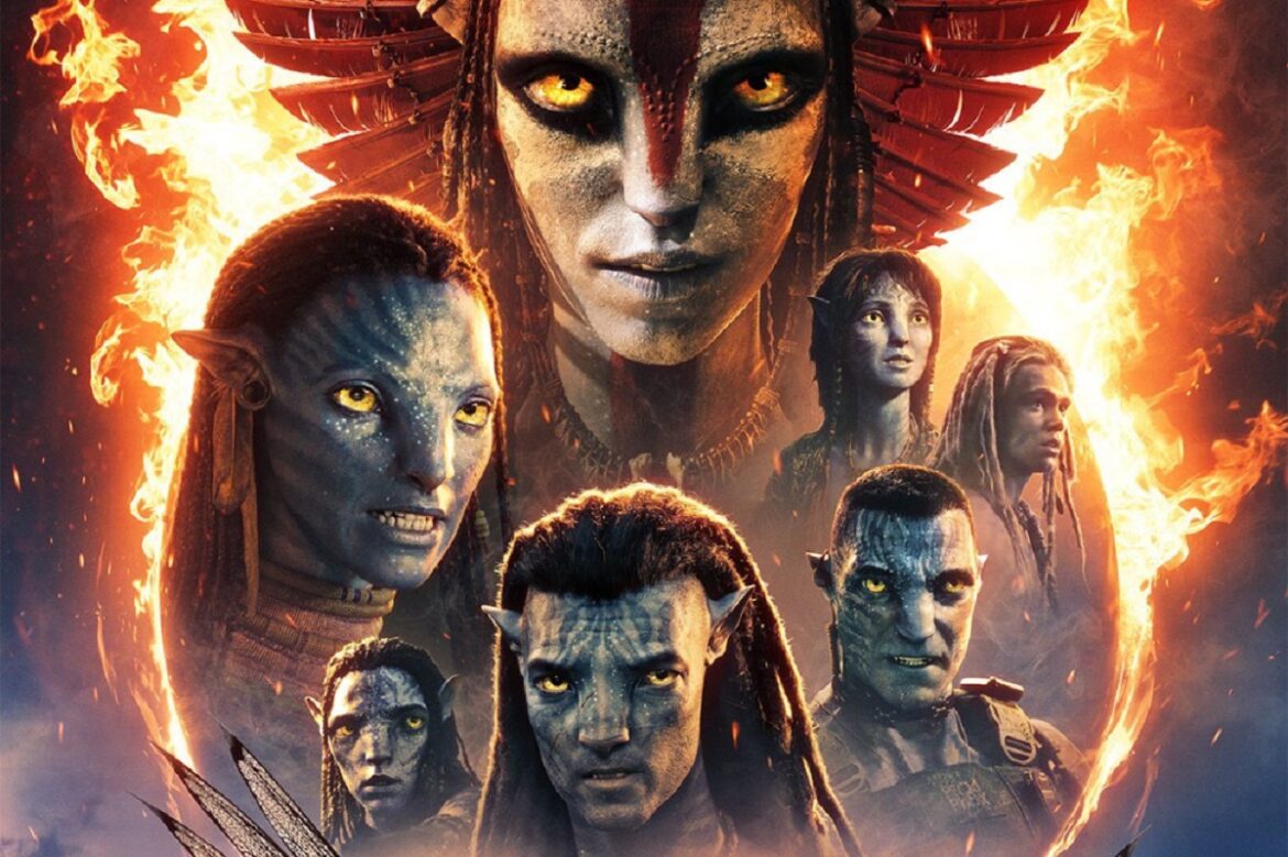 Personagens do filme Avatar: Fogo e Cinzas, seres humanoides azuis com olhos amarelos diante de um fundo em chamas