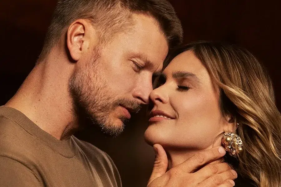 Fernanda Lima ensina 'truque' para manter vida íntima ativa na menopausa 6 Casal com rostos juntos e olhos fechados aproveitando momento de conexão emocional.