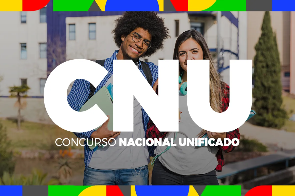 Último dia! Classificados no CNU 2025 precisam confirmar interesse para manter vaga 6 Dois jovens segurando cadernos e mochilas em frente ao local do Concurso Nacional Unificado.