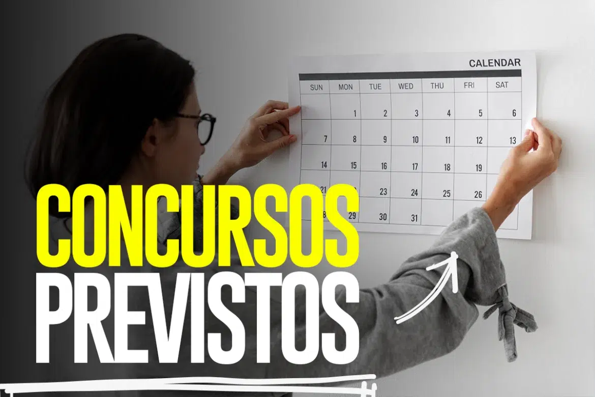 Pessoa colocando um calendário na parede, destacando concursos previstos para controle e fiscal.