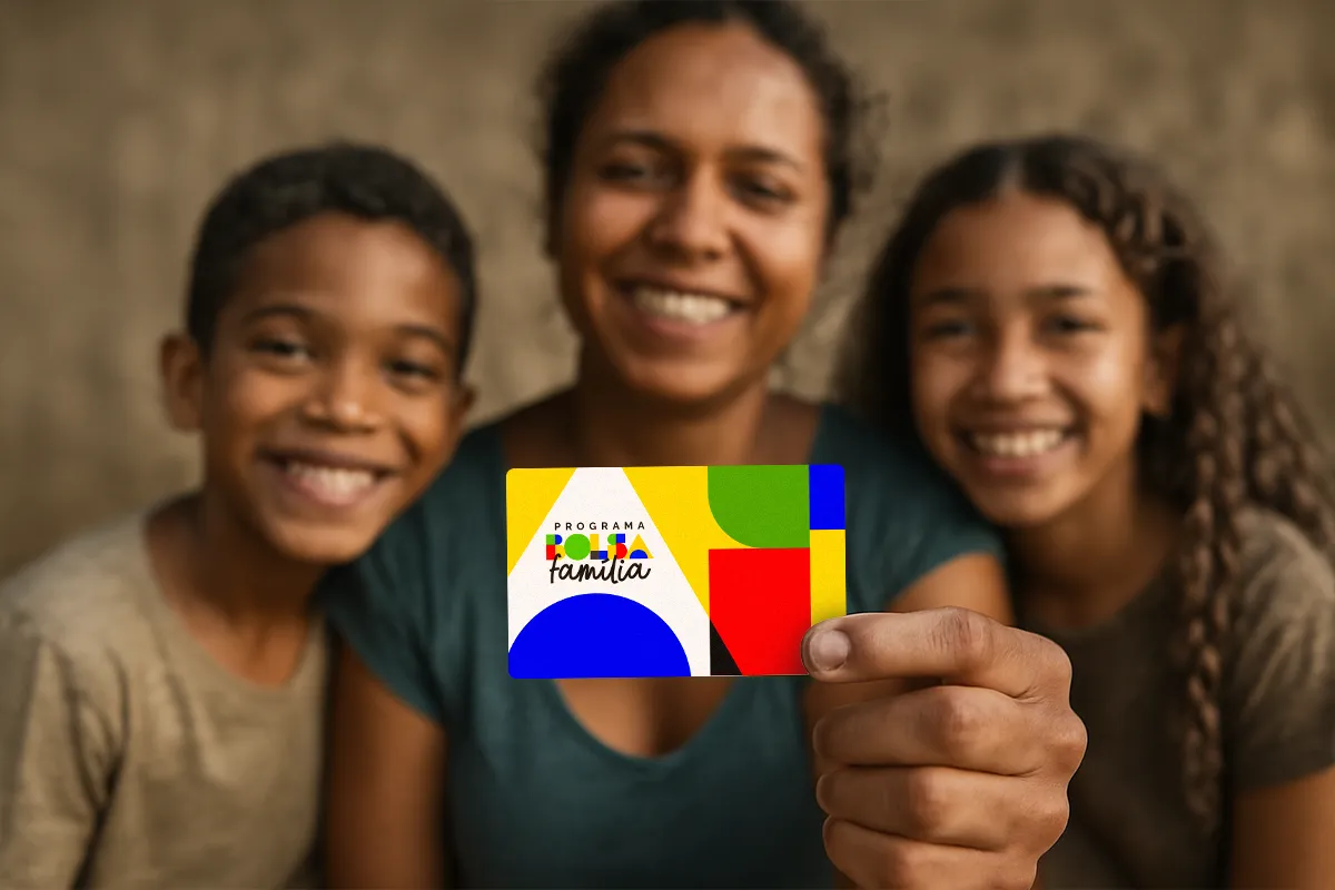 Governo vai pagar Bolsa Família de fevereiro neste sábado (21)? Tire suas dúvidas 6 Mãe e dois filhos sorrindo enquanto exibem cartão colorido do Bolsa Família