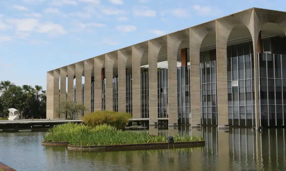 Palácio do Itamaraty na Esplanada dos Ministérios em Brasília associado a orientações consulares para brasileiros no exterior.