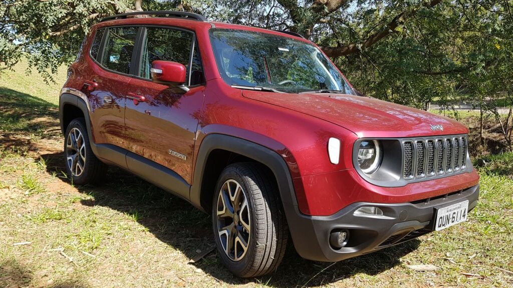 Os 5 modelos de carros usados que menos perderam valor em 2025 8 SUV Jeep Renegade vermelho parado na grama sob árvores durante o dia