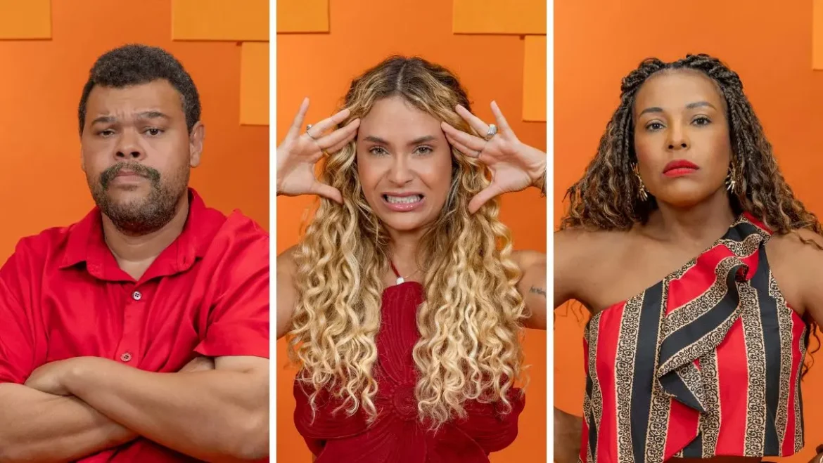 Três pessoas posando em frente a fundo laranja, cada uma com expressão facial e gesto diferente.