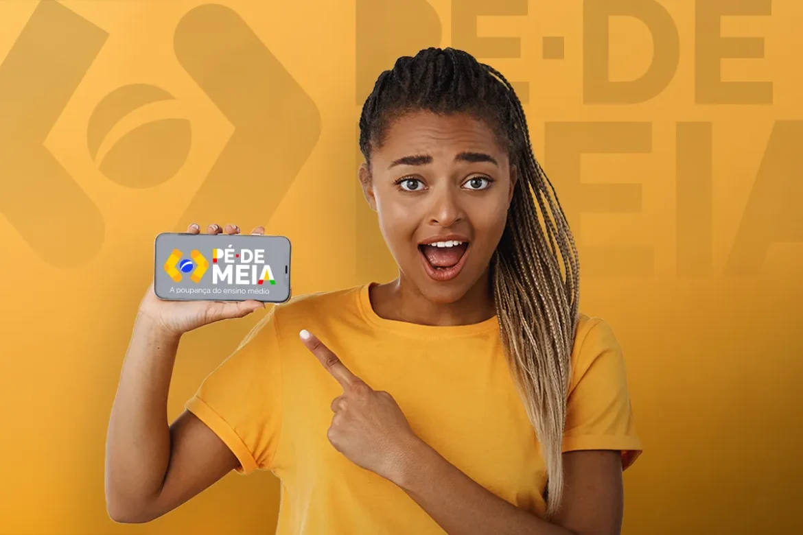 Mulher segurando um celular com o logo do Pé-de-Meia, com fundo amarelo e sorriso.