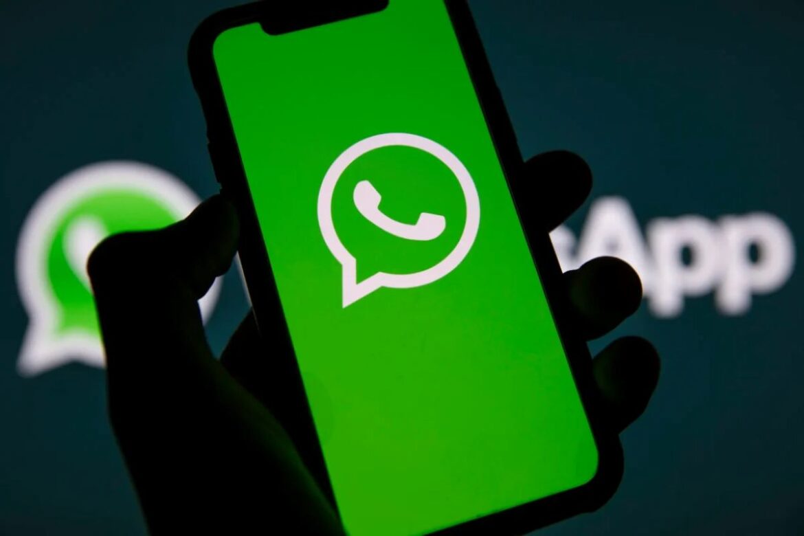 Ícone do WhatsApp em dispositivo móvel com destaque para o logo, representando a inovação do WhatsApp Business com a IA Agêntica no Brasil.