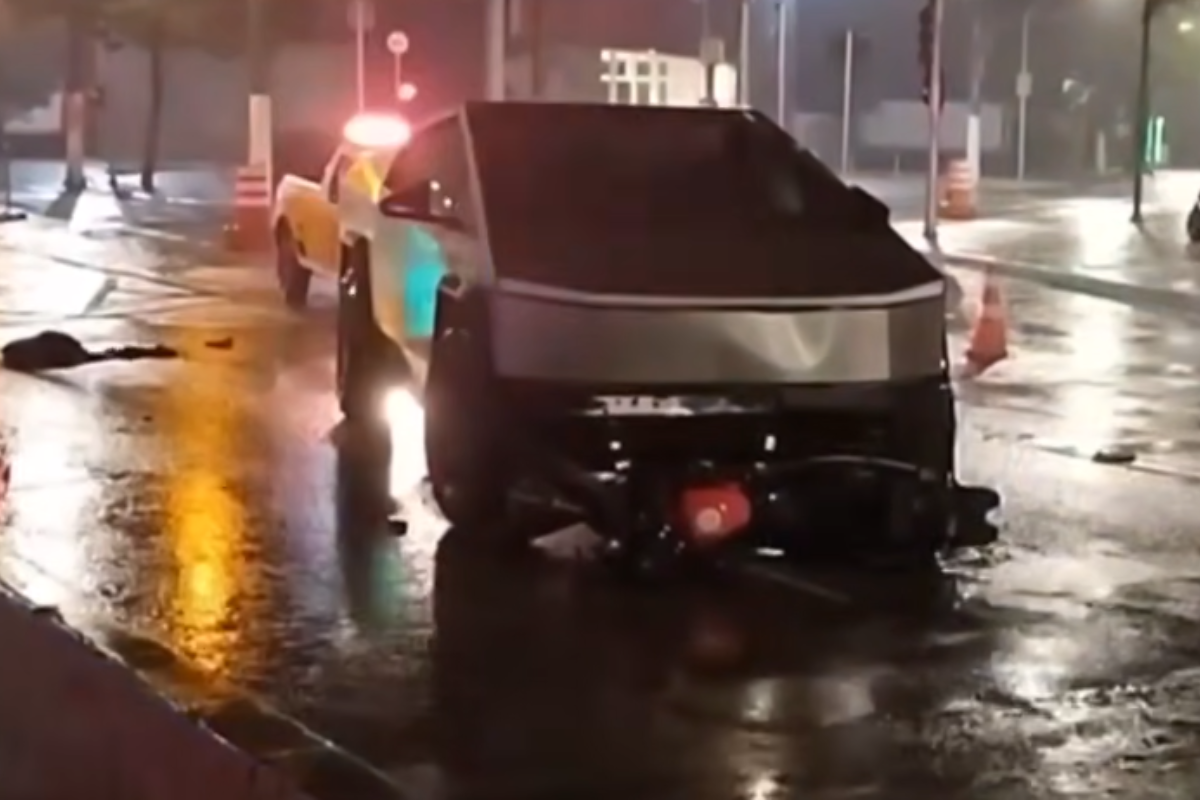 Acidente com carro futurista de luxo tira vida de motociclista na capital paulista 6 Veículo com design robusto e moto caída à sua frente em rua molhada com luzes refletidas