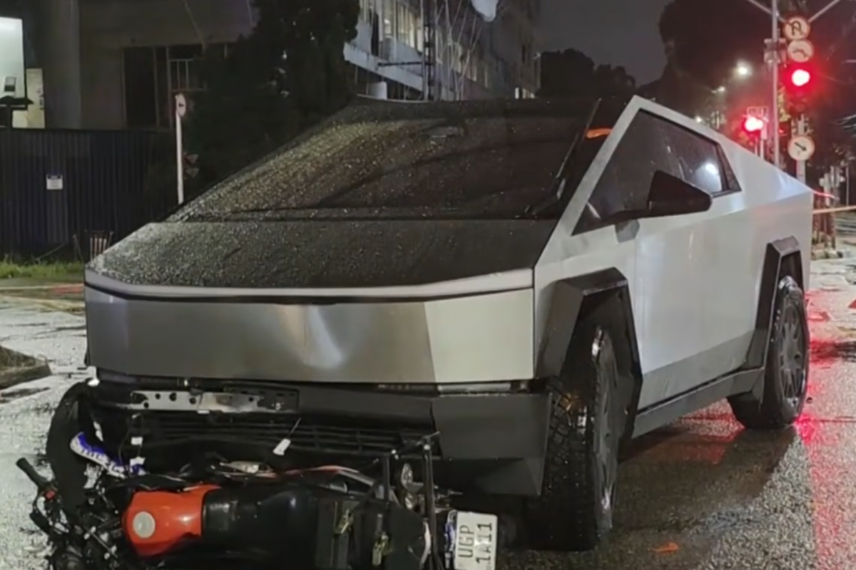 Acidente com carro futurista de luxo tira vida de motociclista na capital paulista 7 Carro Tesla Cybertruck amassada colidiu com motocicleta sobre asfalto molhado à noite