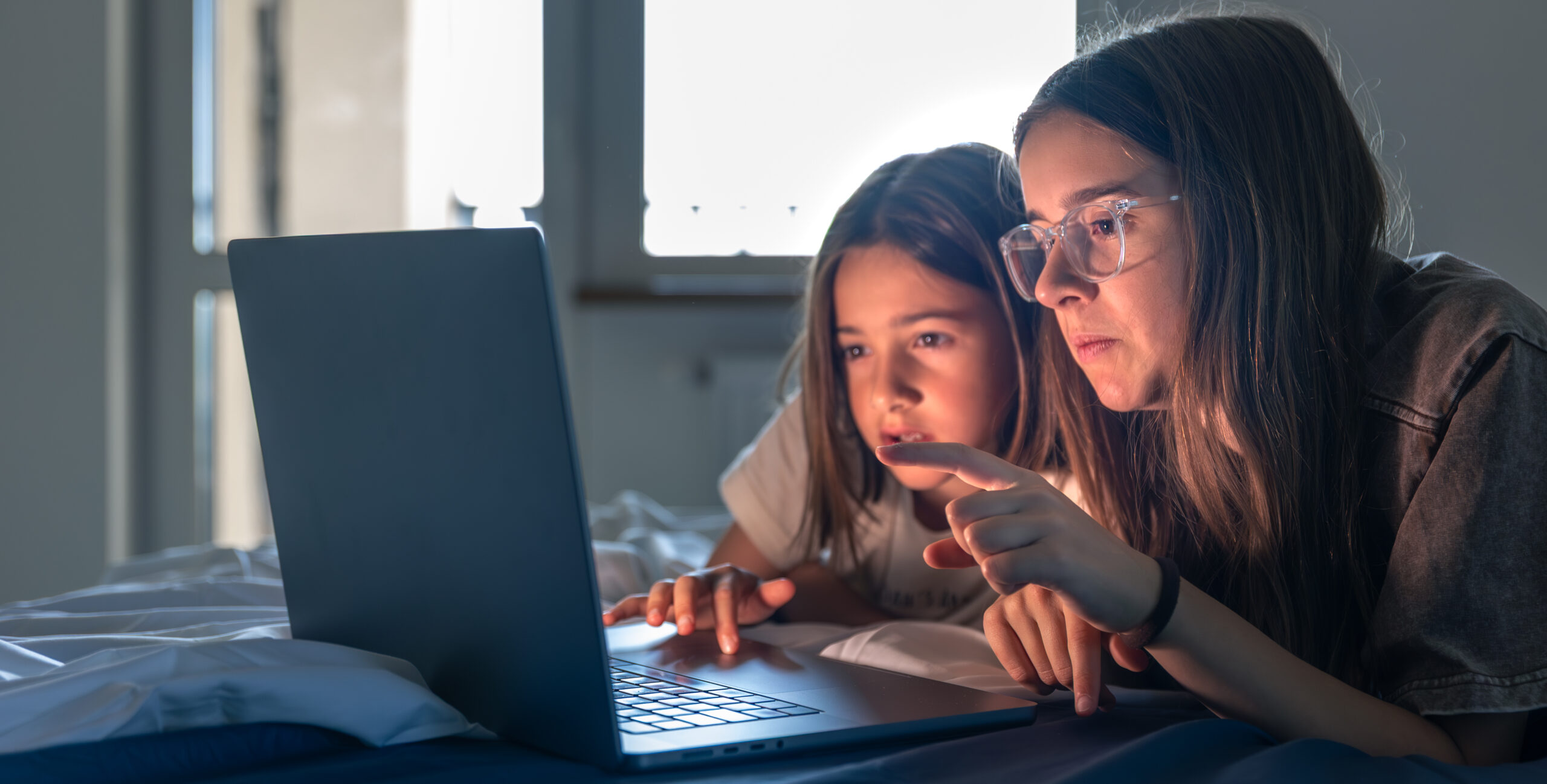 Adolescentes e nudez no Instagram: julgamento mostra dados preocupantes da Meta 6 Duas adolescentes concentradas utilizando notebook em ambiente interno com luz natural
