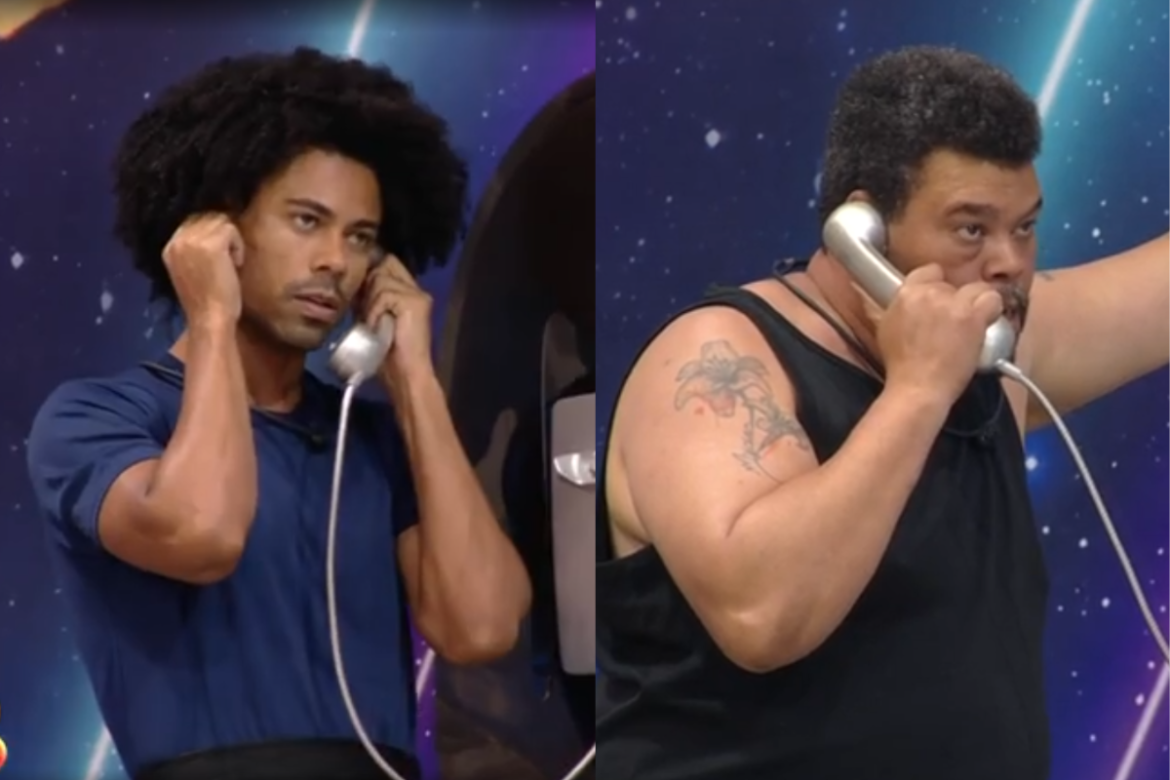 Dois participantes do BBB 26 atendendo ao Big Fone: à esquerda, um homem de camiseta azul e cabelo afro; à direita, um homem de regata preta com tatuagem no braço.