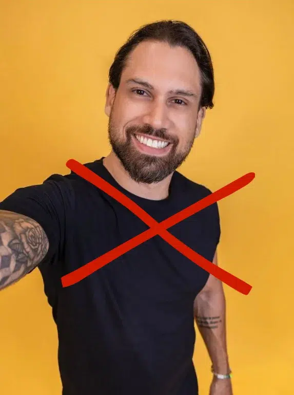 BBB 26: Relembre os participantes que já foram eliminados do programa 6 Participante Brigido eliminado do BBB 26 sorrindo em fundo amarelo com um grande X vermelho sobre a imagem
