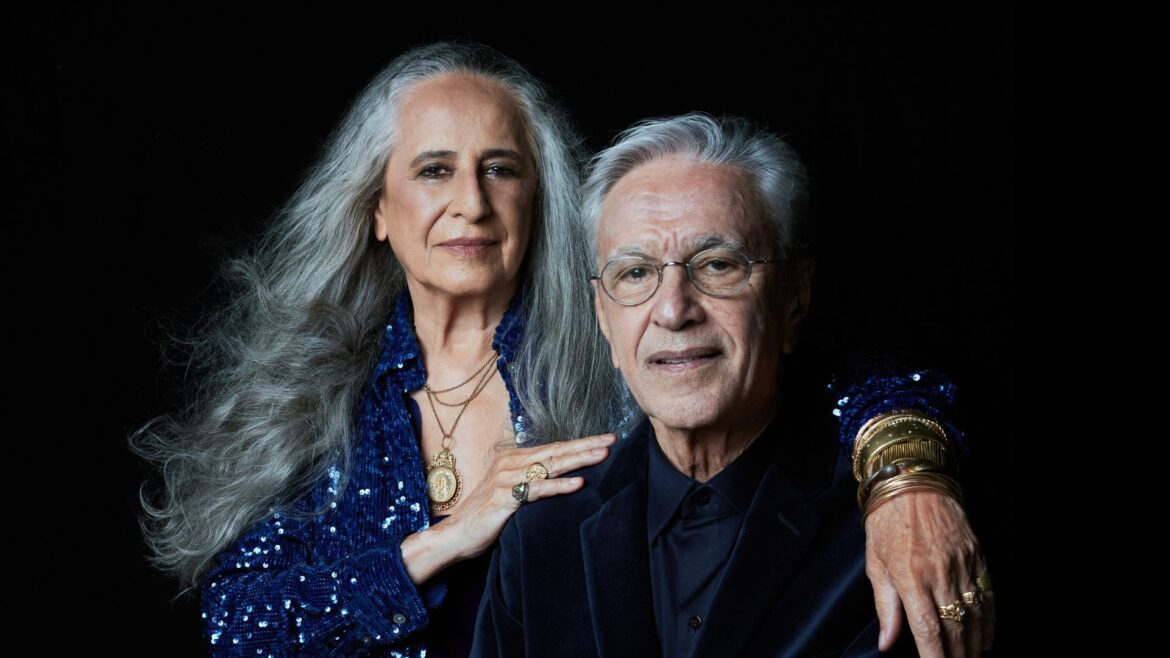 Caetano Veloso e Maria Bethânia posam juntos em retrato promocional após vitória no Grammy de Melhor Álbum de Música Global.