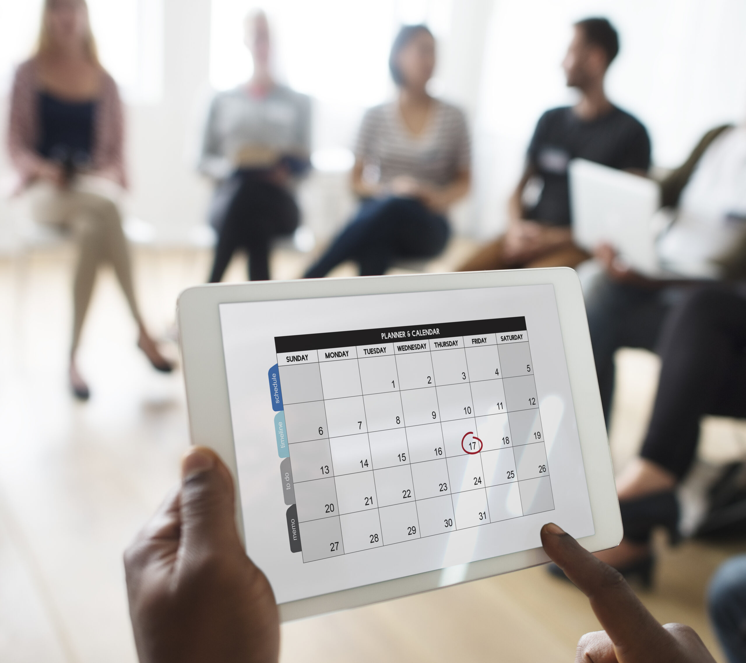 Por que quarta-feira de cinzas não é feriado nacional? A explicação que muita gente confunde todos os anos 6 Mãos segurando tablet exibem calendário com dia 17 circulado em ambiente de reunião