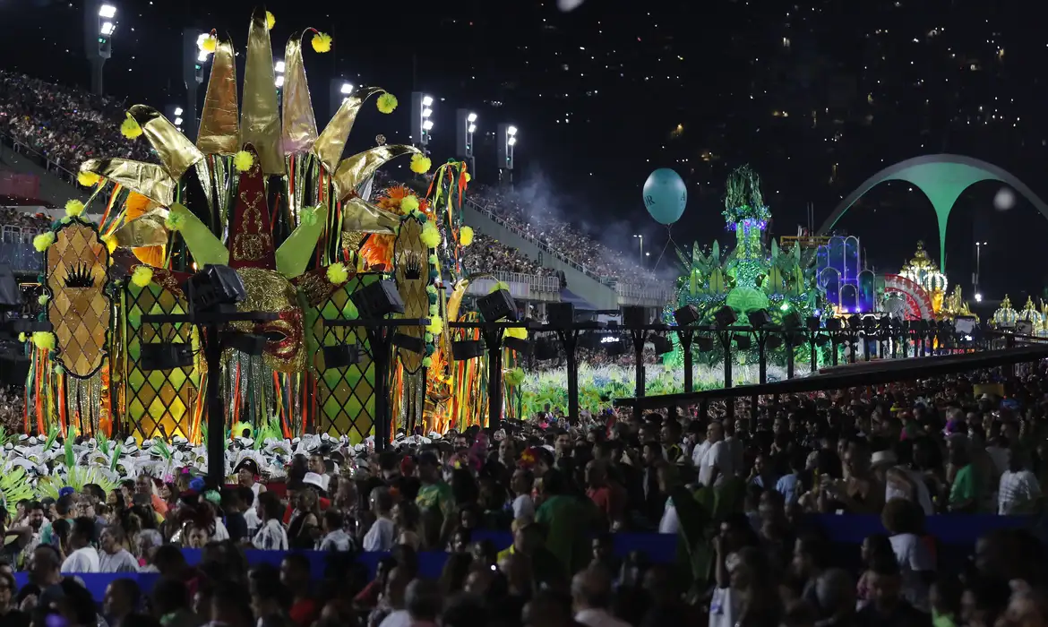 Carnaval 2026: Desfiles da Série Ouro no Rio têm ingressos esgotados; confira detalhes 6 Público acompanha desfile da Série Ouro na Marquês de Sapucaí com arquibancadas cheias durante a noite.