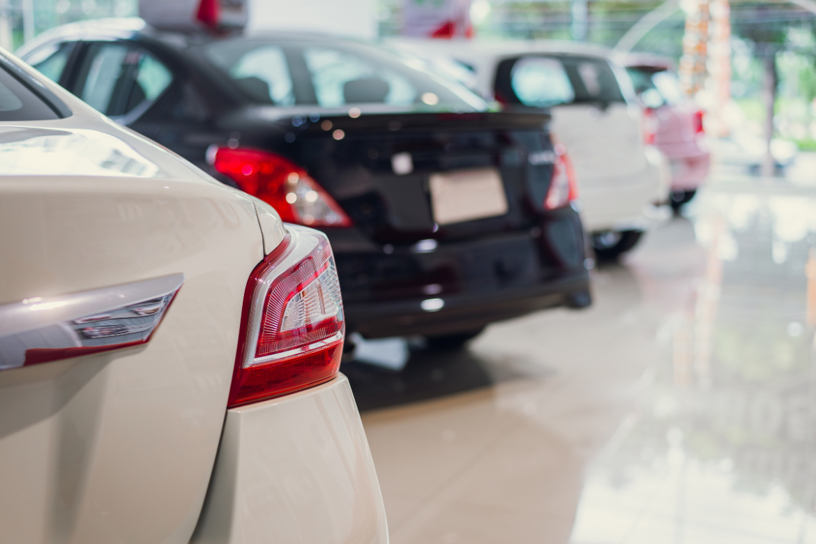 Traseiras de carros alinhados em exposição em salão de concessionária
