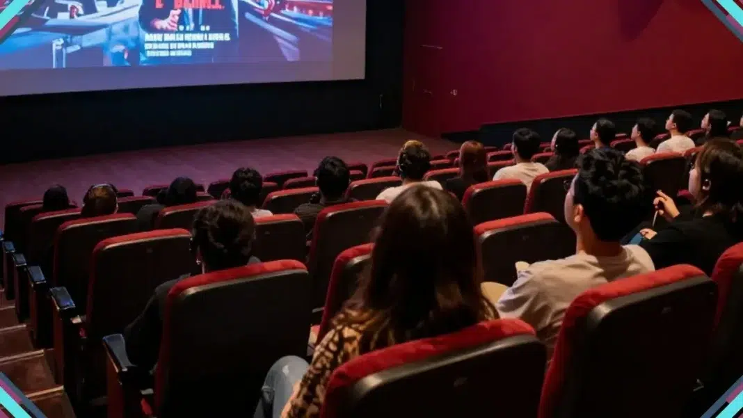 Semana do Cinema já começou! Aproveite ingressos por apenas R$ 10 6 Pessoas sentadas em poltronas vermelhas assistindo a um filme em tela grande durante promoção de 10 reais no cinema