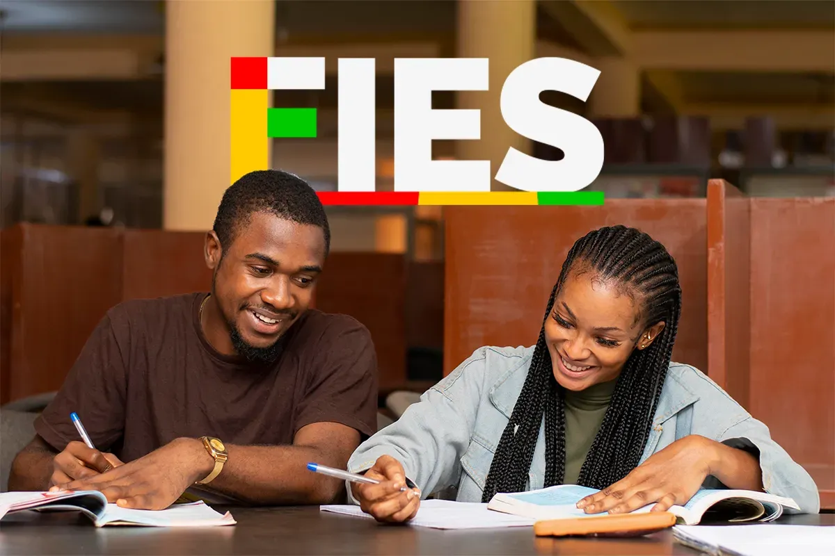 Resultado do Fies 2026 disponível! Saiba os próximos passos 6 Dois estudantes se preparando para a complementação da inscrição no FIES, com documentos e livros abertos em uma mesa de estudo.