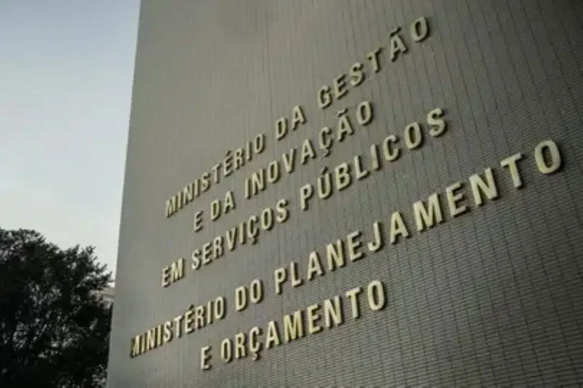 Letras douradas em fachada de prédio do Ministério da Gestão e Planejamento