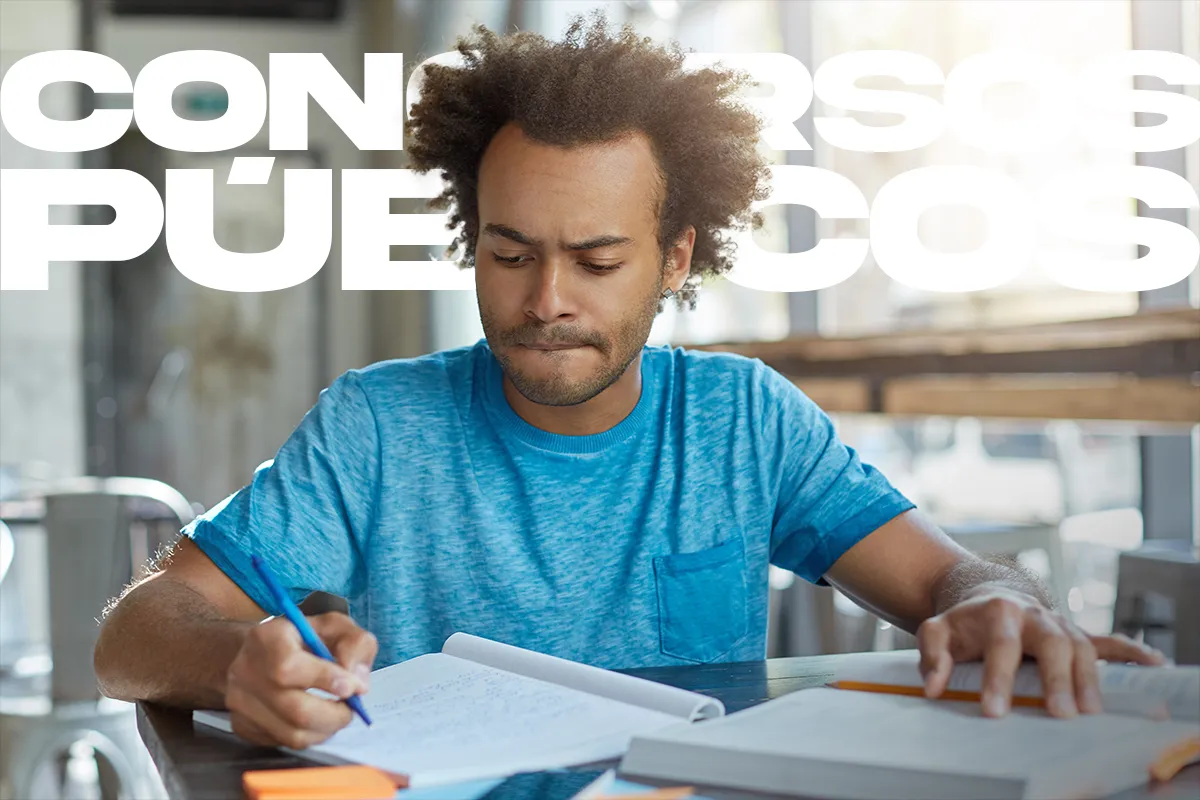 Inscrições para concurso da Marinha com 1.680 vagas começam nesta quinta (19) 6 Jovem estudando e fazendo anotações em caderno para concurso público da Marinha