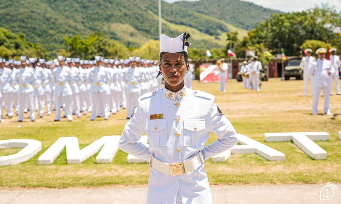 Última chance! Marinha prorroga inscrição para aprendizes marinheiros; veja como participar 6 Cadete em uniforme branco posicionado à frente de pelotão durante cerimônia militar
