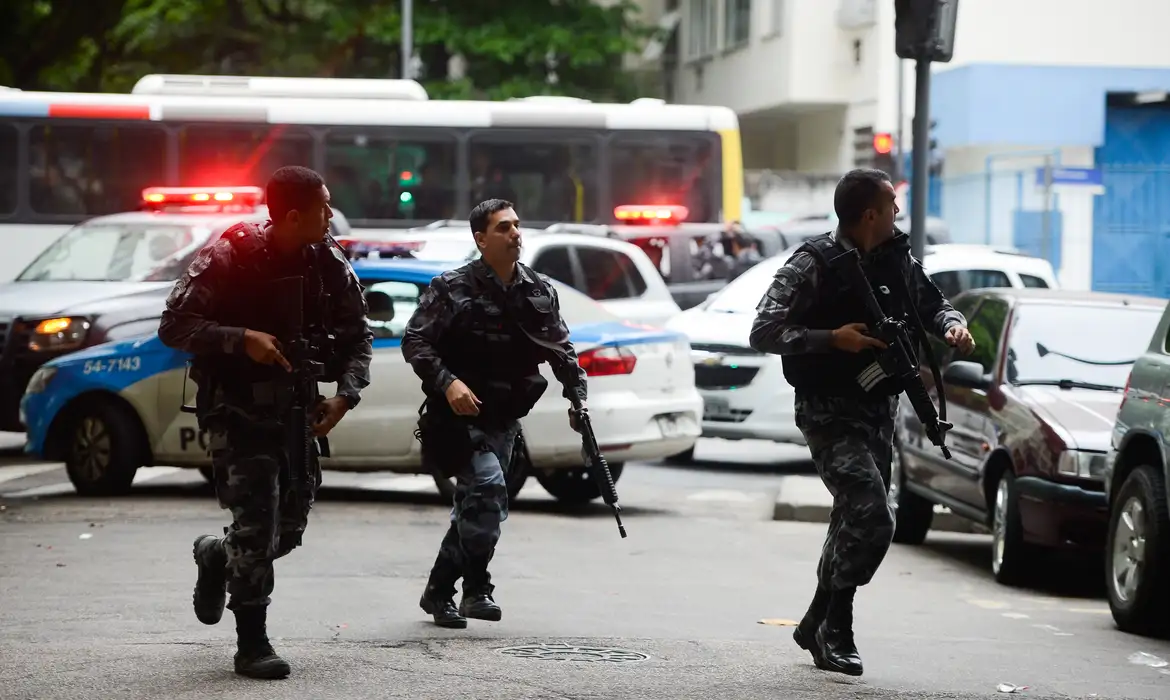 Senado aprova regras mais duras para condenados pela morte de policiais; veja o que muda 6 Policiais militares em patrulhamento urbano, simbolizando os agentes beneficiados pela nova lei de punição rígida aprovada em 2026.