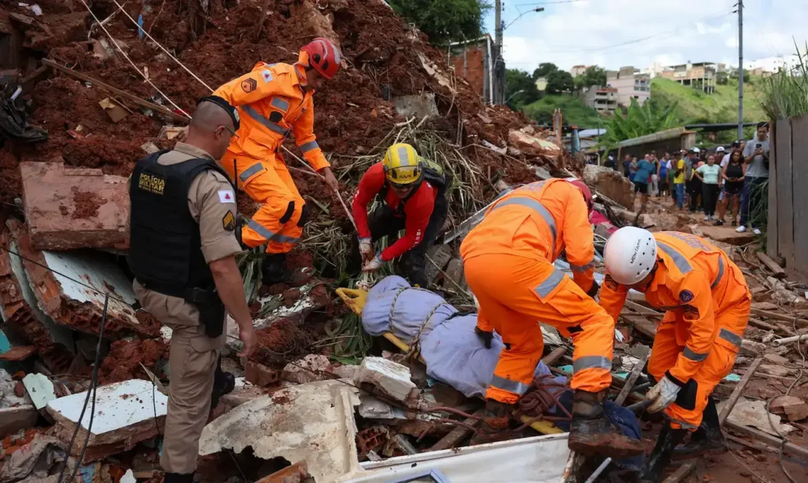 Equipes de resgate trabalhando em um desastre causado pelas chuvas em Minas Gerais, com vítimas sendo resgatadas sob escombros.