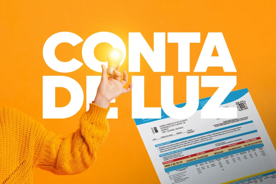 Pessoa segurando lâmpada acesa ao lado de conta de energia elétrica sobre fundo laranja