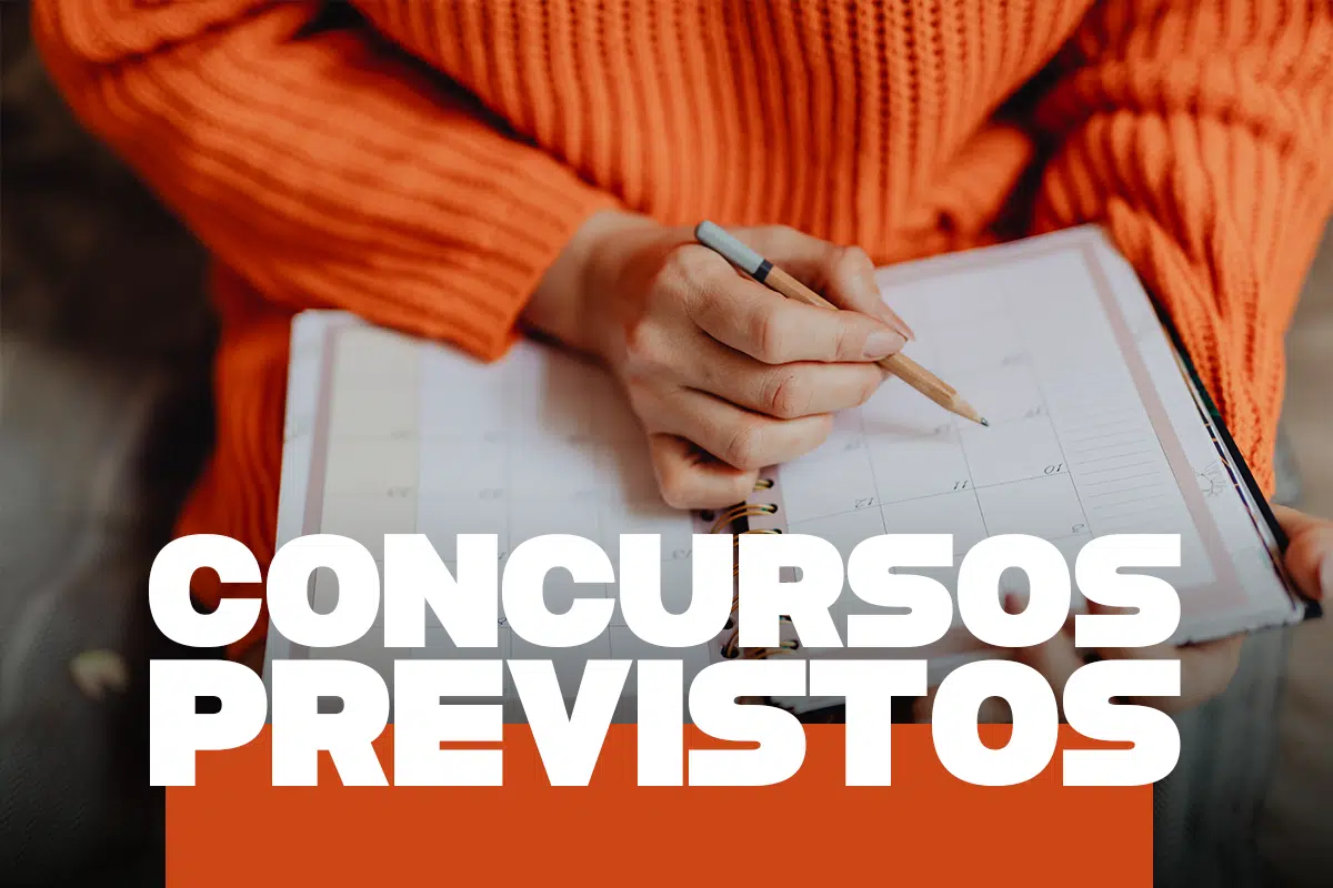 Concurso Polícia Penal RS 2026 é anunciado com 3 mil vagas 6 Candidata anotando datas em agenda de estudos para as etapas do concurso da Polícia Penal do Rio Grande do Sul 2026