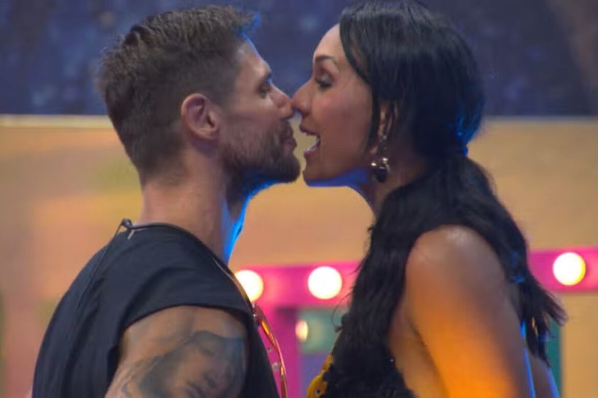 Casal prestes a se beijar durante festa movimentada no BBB 26