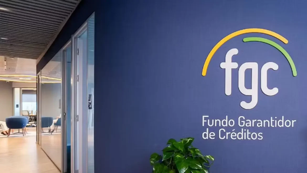 Logo do FGC - Fundo Garantidor de Créditos em ambiente corporativo, com plantas e sofás ao fundo.