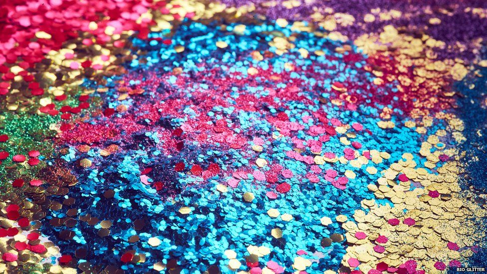 Para onde vai o glitter que cai no ralo? O impacto ambiental invisível e o que a ciência propõe para o futuro da folia 6 Brilho de glitter azul, rosa, dourado e verde espalhado formando camadas no solo