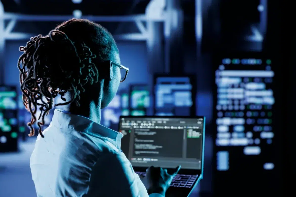 Uma pessoa trabalhando em um ambiente digital de tecnologia, representando o programa Hackers do Bem com inscrições abertas para curso gratuito de cibersegurança.