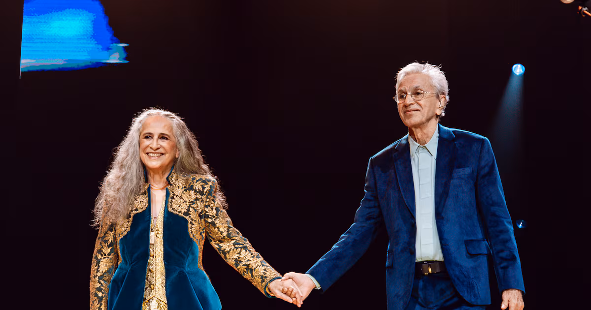 Grammy 2026: Caetano Veloso e Maria Bethânia levam prêmio de melhor álbum global 6 Caetano Veloso e Maria Bethânia em retrato oficial durante fase da turnê conjunta que venceu o Grammy 2026.