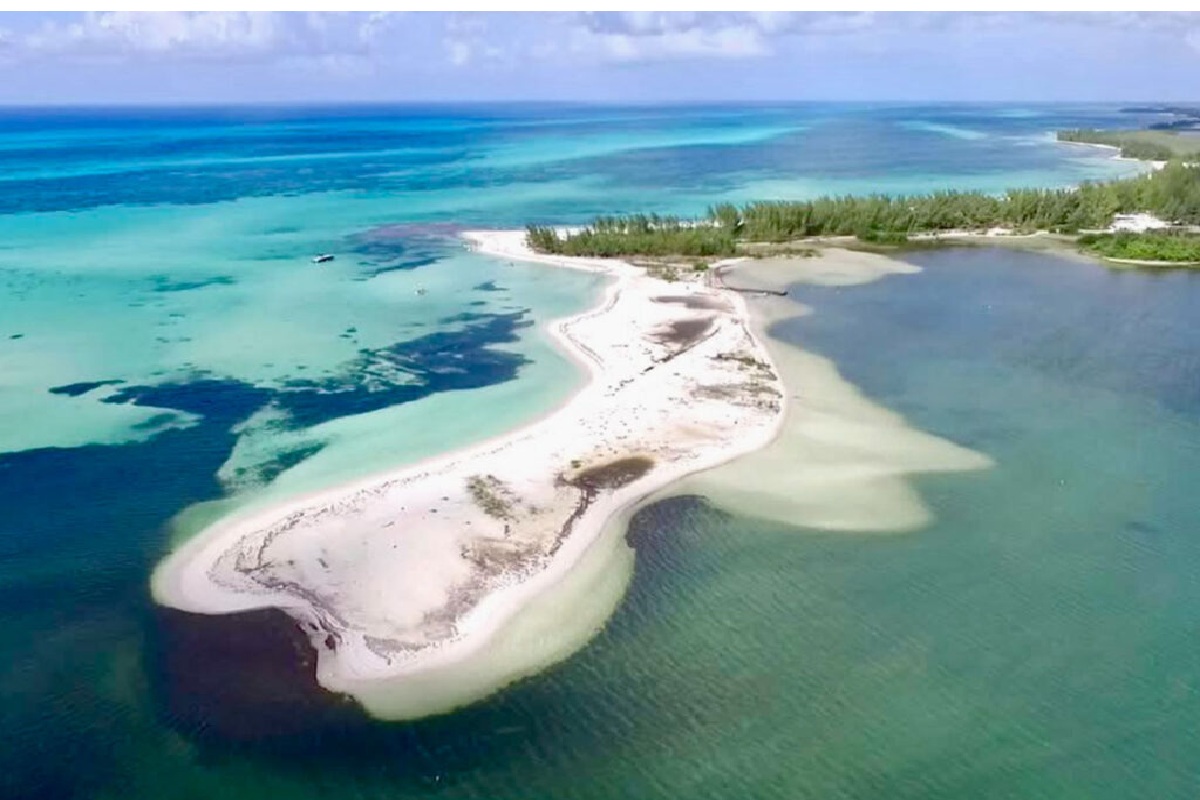 Melhores praias 2026: Tripadvisor revela as favoritas dos viajantes e surpreende com escolha brasileira 6 Ilha com areia branca cercada por mar azul-turquesa e vegetação tropical