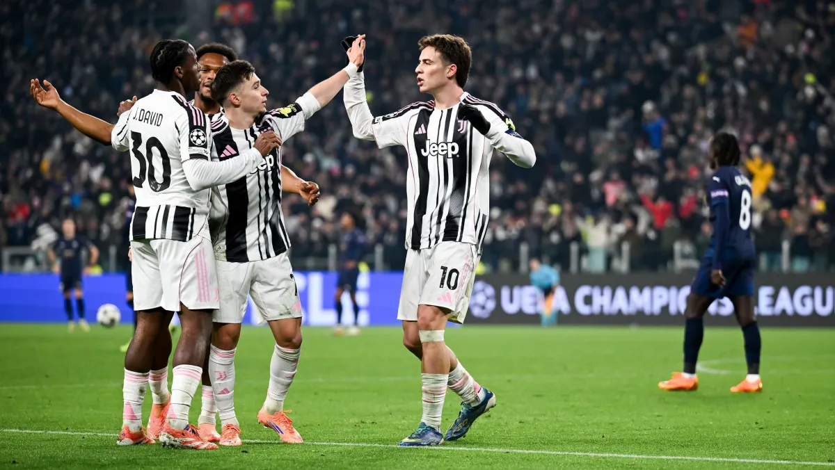 Hoje, 25 de fevereiro: horários de todos os jogos e onde assistir futebol ao vivo sem perder nenhum lance 6 Atletas com uniforme listrado preto e branco celebram gol com torcida ao fundo