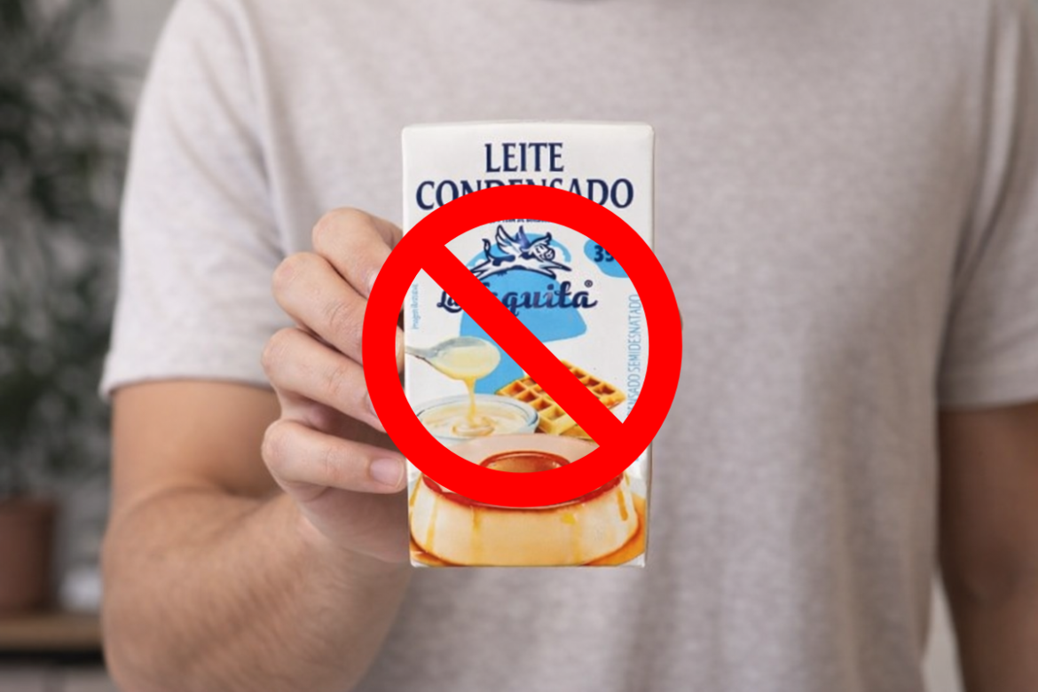 Pessoa segurando caixa de leite condensado com símbolo vermelho de proibido sobre o rótulo