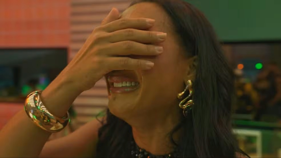 Resumo do BBB 26: festa, choro, beijo, inveja e alerta sobre Jordana 6 Participante emocionada durante recado do filho na festa do BBB 26