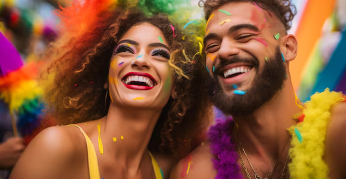 "Vale carnaval": será que abrir o relacionamento na folia funciona? 6 Casal jovem sorrindo e se divertindo no Carnaval com confetes coloridos e fantasias vibrantes.