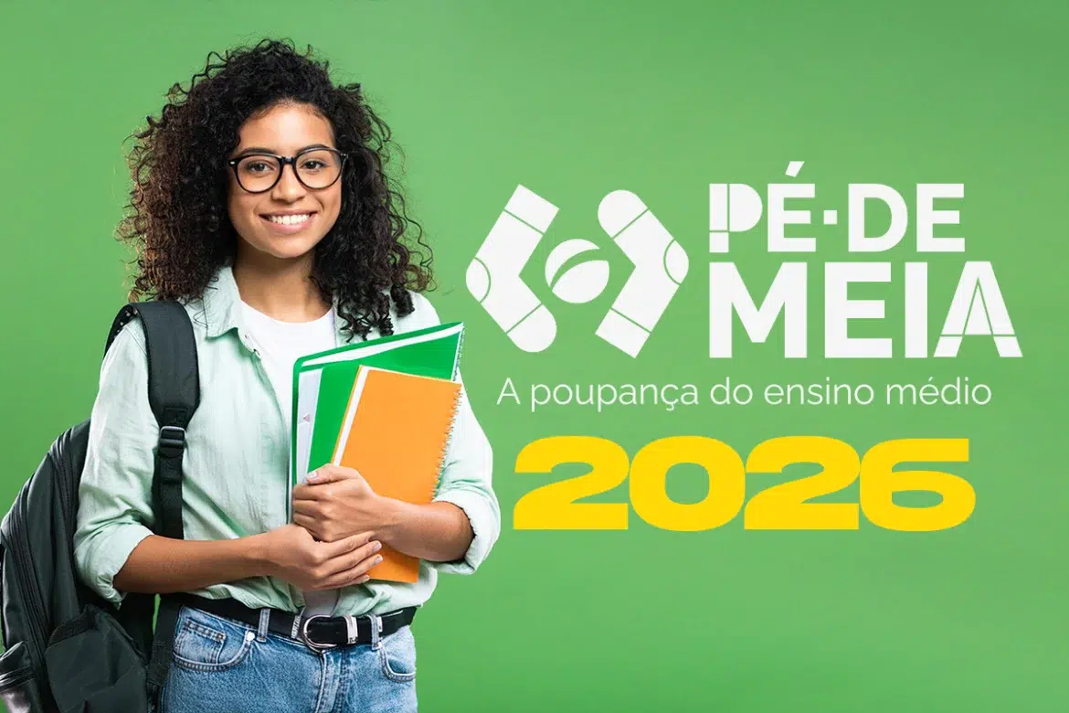 Ilustração publicitária com fundo verde vibrante mostrando uma estudante jovem sorridente, de óculos e cabelos cacheados, segurando cadernos coloridos. À esquerda, os textos em destaque "PÉ-DE-MEIA", "A poupança do ensino médio" e o ano "2026" em letras amarelas grandes.