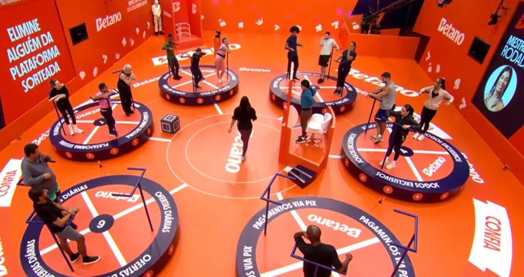Prova do Líder no BBB 26 se estende e participantes testam resistência; entenda dinâmica 6 Participantes do BBB 26 disputam Prova do Líder de resistência em plataformas circulares durante a madrugada, com eliminações ao longo da dinâmica.