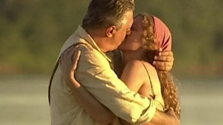 Clássicos da TV: duas novelas queridas voltam ao ar ainda este mês 7 Casal se beija apaixonadamente à beira de um rio ao entardecer, cenário típico de novela