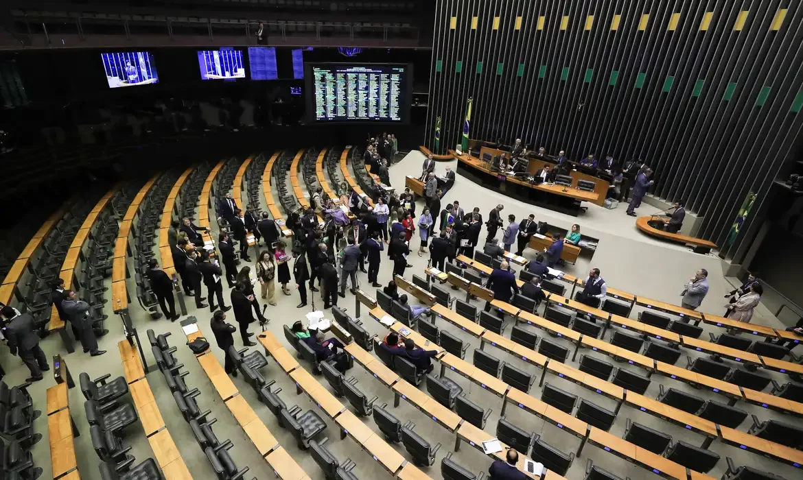Retorno do Congresso: veja os assuntos econômicos em pauta nesta segunda-feira 6 Sessão do Congresso Nacional discute pautas econômicas e proposta de renovação da CNH sem taxas