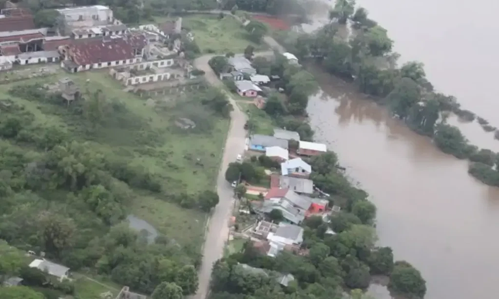 Chuvas fortes: quatro regiões do Brasil têm alerta até sábado, 07 6 Vista aérea da área inundada no Rio Grande do Sul, evidenciando a cheia do rio.