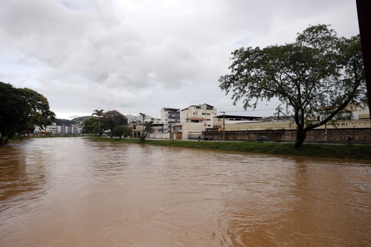 Chuva em Minas Gerais: saque do FGTS é liberado para moradores das cidades afetadas 6 Rio em Juiz de Fora alagado devido aos temporais de fevereiro de 2026, mostrando áreas da cidade afetadas.