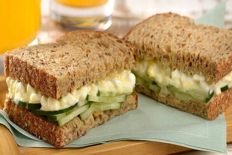 Sanduíche de Ovo Cremoso: 3 receitas fáceis e sabor imbatível para seu lanche da tarde 7 Dois sanduíches de ovo e pepino fatiados sobre guardanapo verde