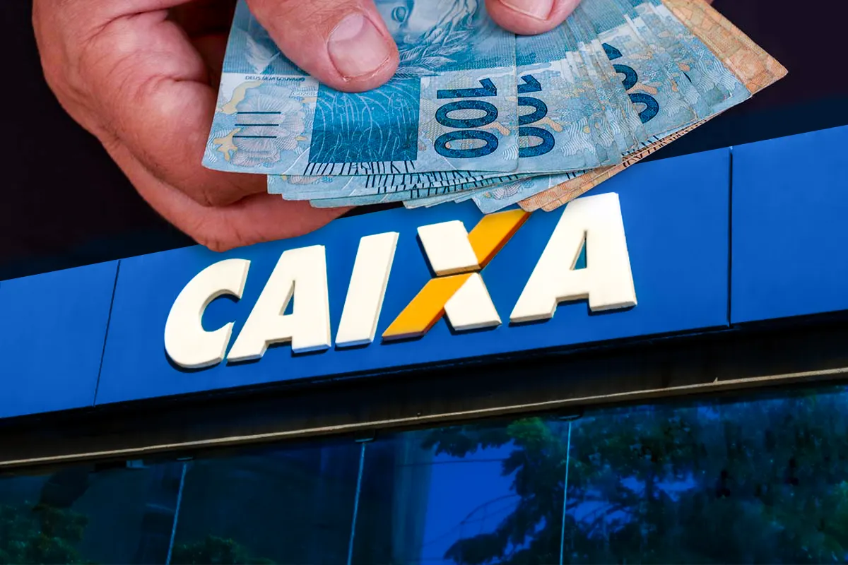 Novo grupo de brasileiros pode sacar até R$ 6.220,00 na Caixa; você está na lista? 6 Mão masculina conta várias notas de reais sobre letreiro da Caixa