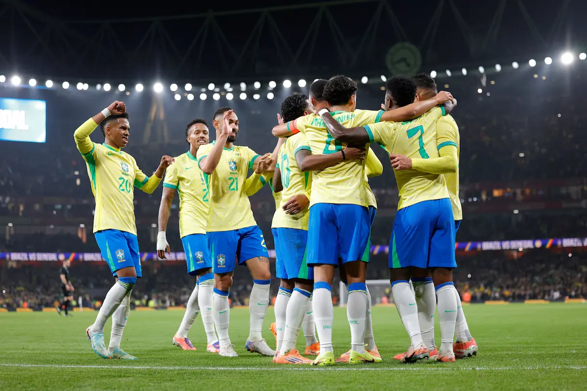 Coutinho livre no mercado, amistoso da Seleção confirmado e decisão para o São Paulo hoje. 6 Atletas da Seleção Brasileira abraçados em campo celebrando durante partida contra o Egito.